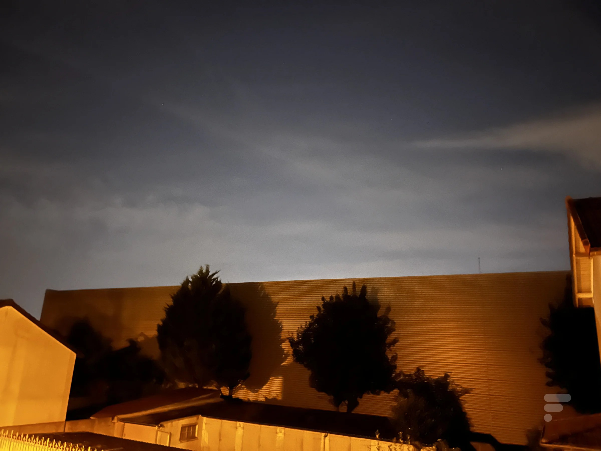 L'iPhone 13 gère bien mieux la photo de nuit et les ombres // Source : FRANDROID - Melinda DAVAN-SOULAS