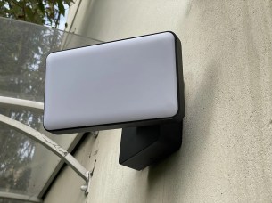 Une fois positionné, vous pourrez orienter avec précision le projecteur // Source : Frandroid - Yazid Amer