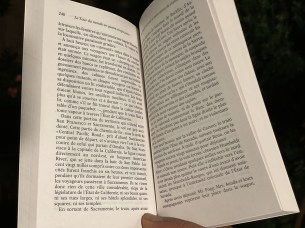 Lecture d’un livre de poche à 2 mètres du projecteur // Source : Frandroid - Yazid Amer