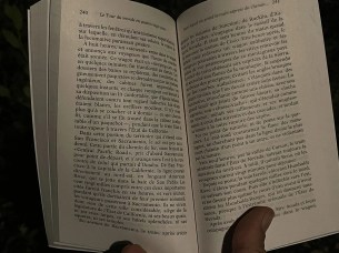 Lecture d’un livre de poche directement à 8 mètres du projecteur // Source : Frandroid - Yazid Amer