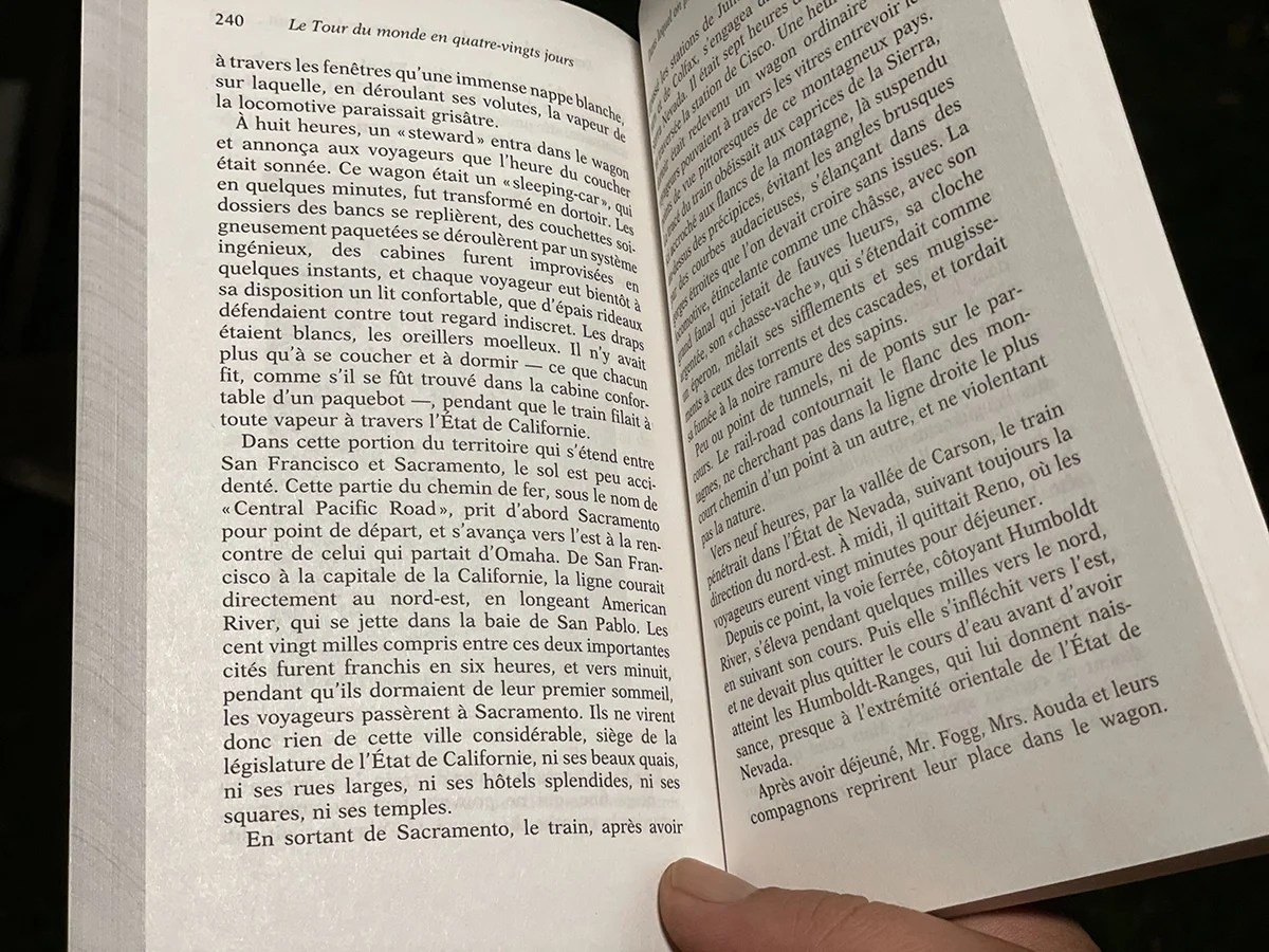 Lecture d’un livre de poche directement sous le projecteur // Source : Frandroid - Yazid Amer