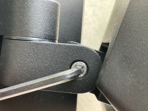 L’inclinaison par contre nécessite un outil livré avec le projecteur // Source : Frandroid - Yazid Amer