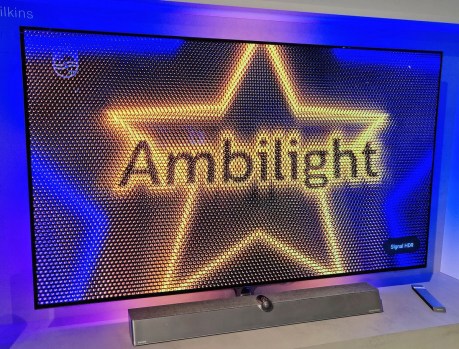 La TV Philips 65OLED936 avec son système Ambilight sur les 4 côtés.