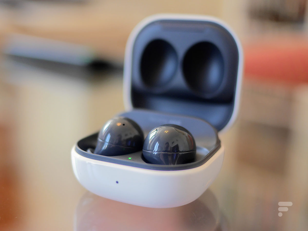 Les Samsung Galaxy Buds 2 dans leur boîtier