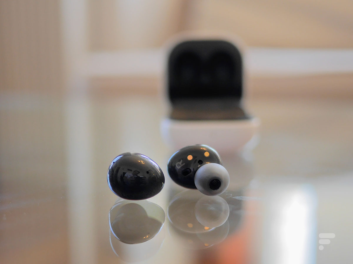 Les Samsung Galaxy Buds 2 dans leur boîtier