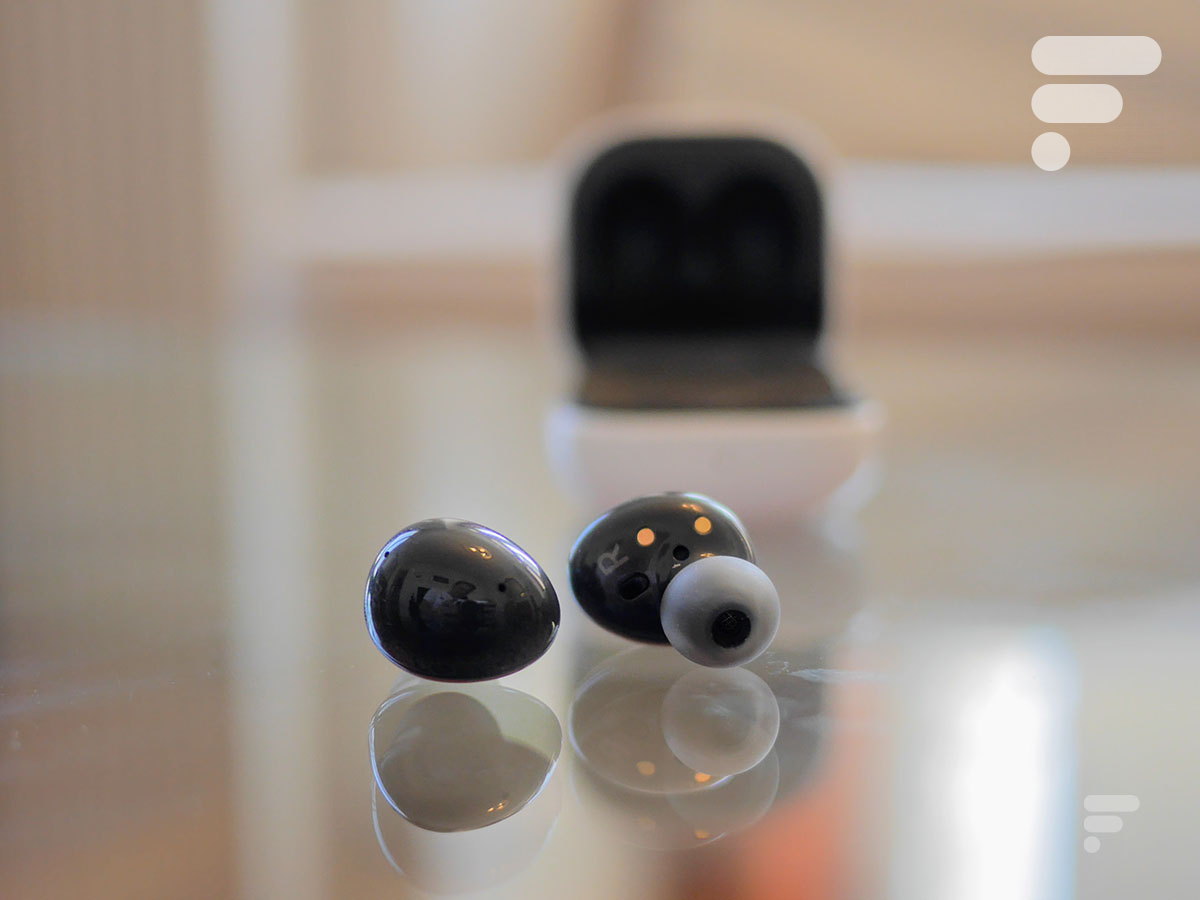 Les Samsung Galaxy Buds 2 dans leur boîtier