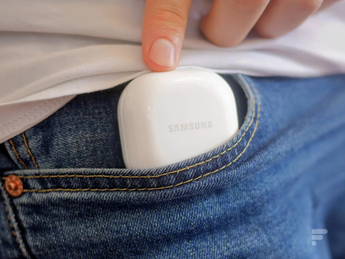 Le boîtier des Samsung Galaxy Buds 2 peut se ranger facilement dans une poche