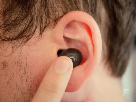 Les Samsung Galaxy Buds 2 se contrôlent à l'aid des surfaces tactiles