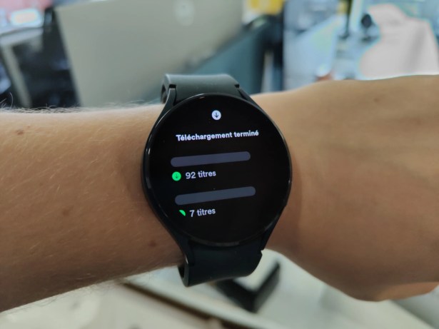 On peut télécharger des morceaux directement sur sa Watch 4. // Source : Frandroid