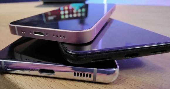 Pile de trois smartphones // Source : Frandroid