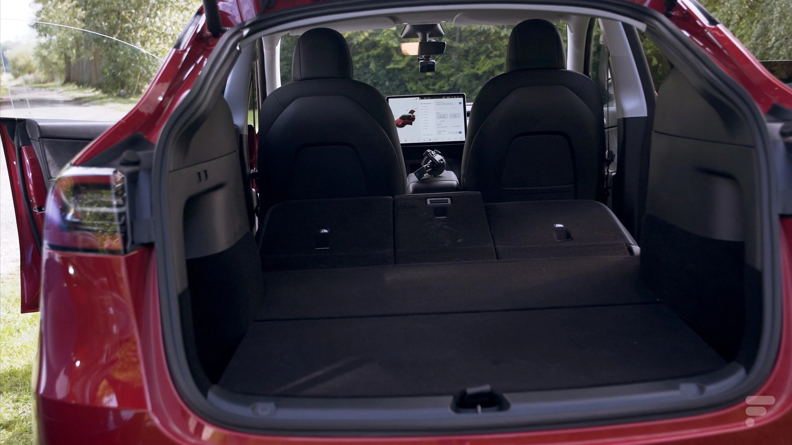 Le coffre arrière de la Tesla Model Y avec sièges rabattus // Source : Frandroid
