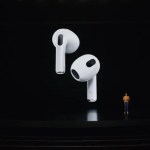 AirPods 3 : Apple lance ses nouveaux écouteurs sans fil avec un nouveau design inspiré des Pro