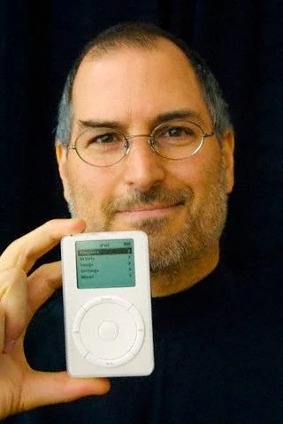 Le 23 octobre 2001, Steve Jobs sort de sa poche l'iPod // Source : AllaboutSteveJobs.com