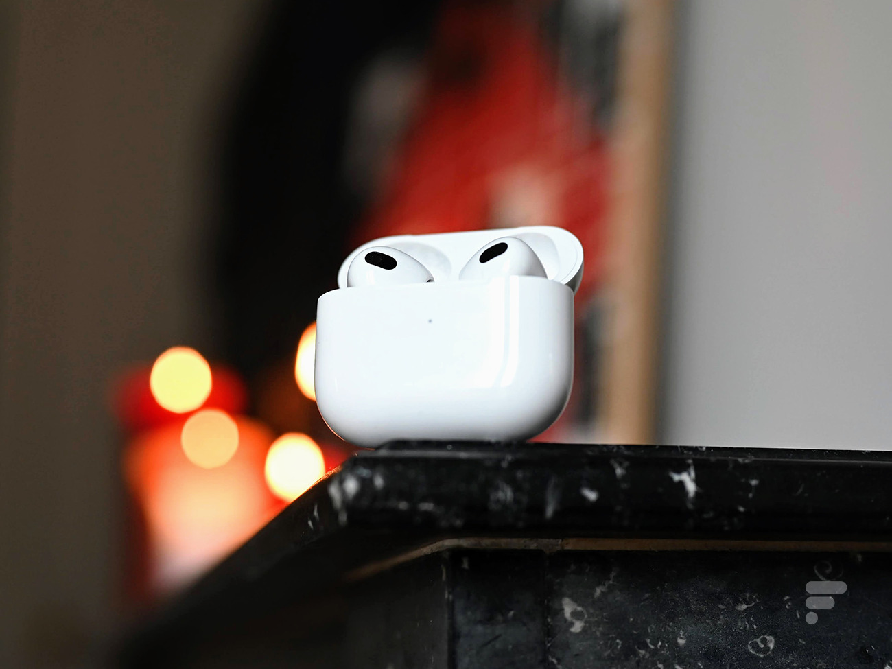 Les AirPods 3 d'Apple dans leur boîtier