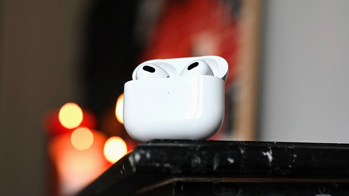 Les AirPods 3 d'Apple dans leur boîtier