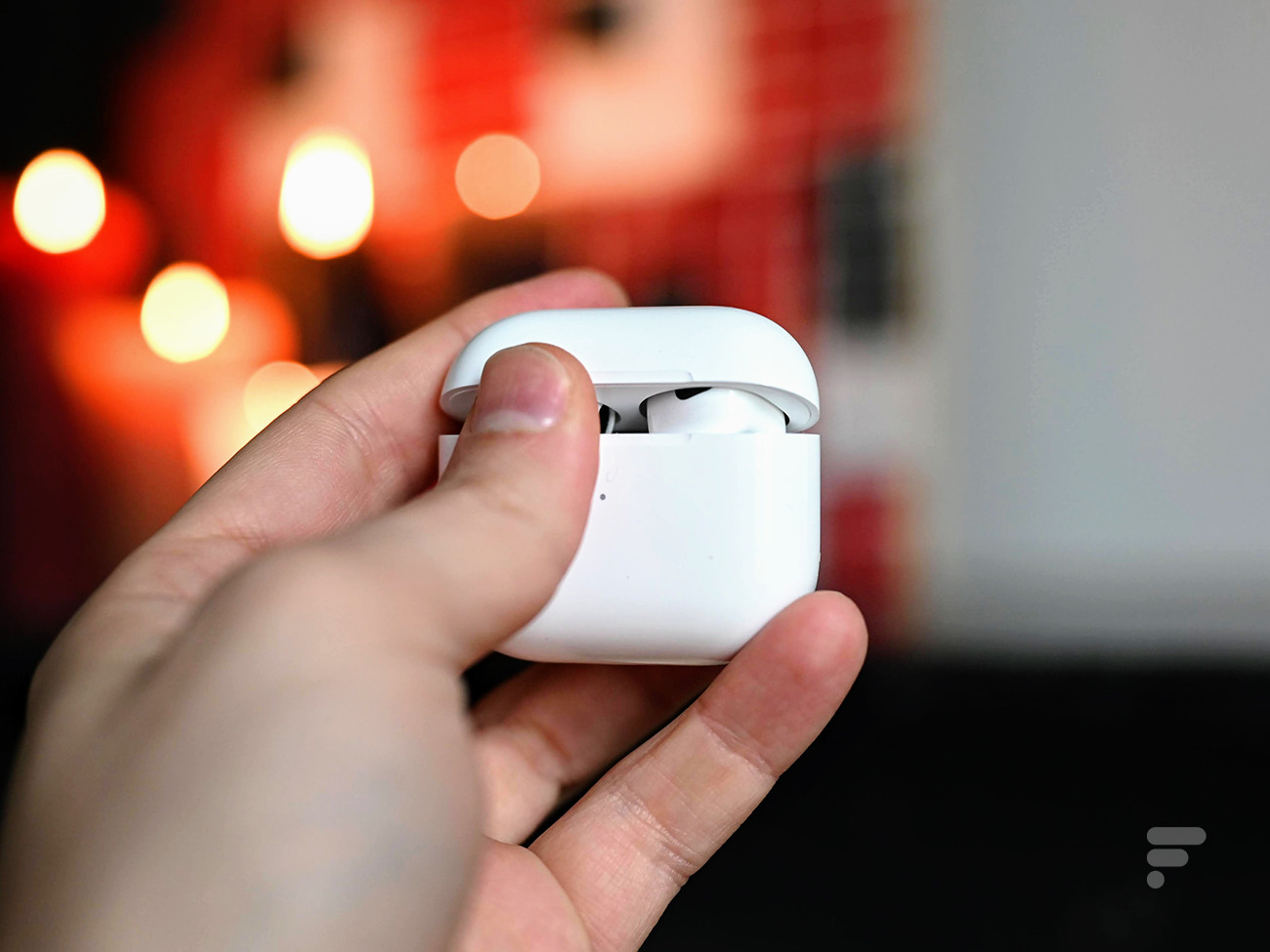 Le boîtier des AirPods 3 s'ouvre facilement à une main