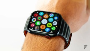 L'Apple Watch Series 7 portée au poignet // Source : Arnaud Gelineau - Frandroid
