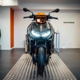 BMW CE-04 : découvrez nos photos du scooter électrique aux côtés d’un concept « unique au monde »