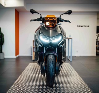 BMW CE-04 : découvrez nos photos du scooter électrique aux côtés d’un concept « unique au monde »