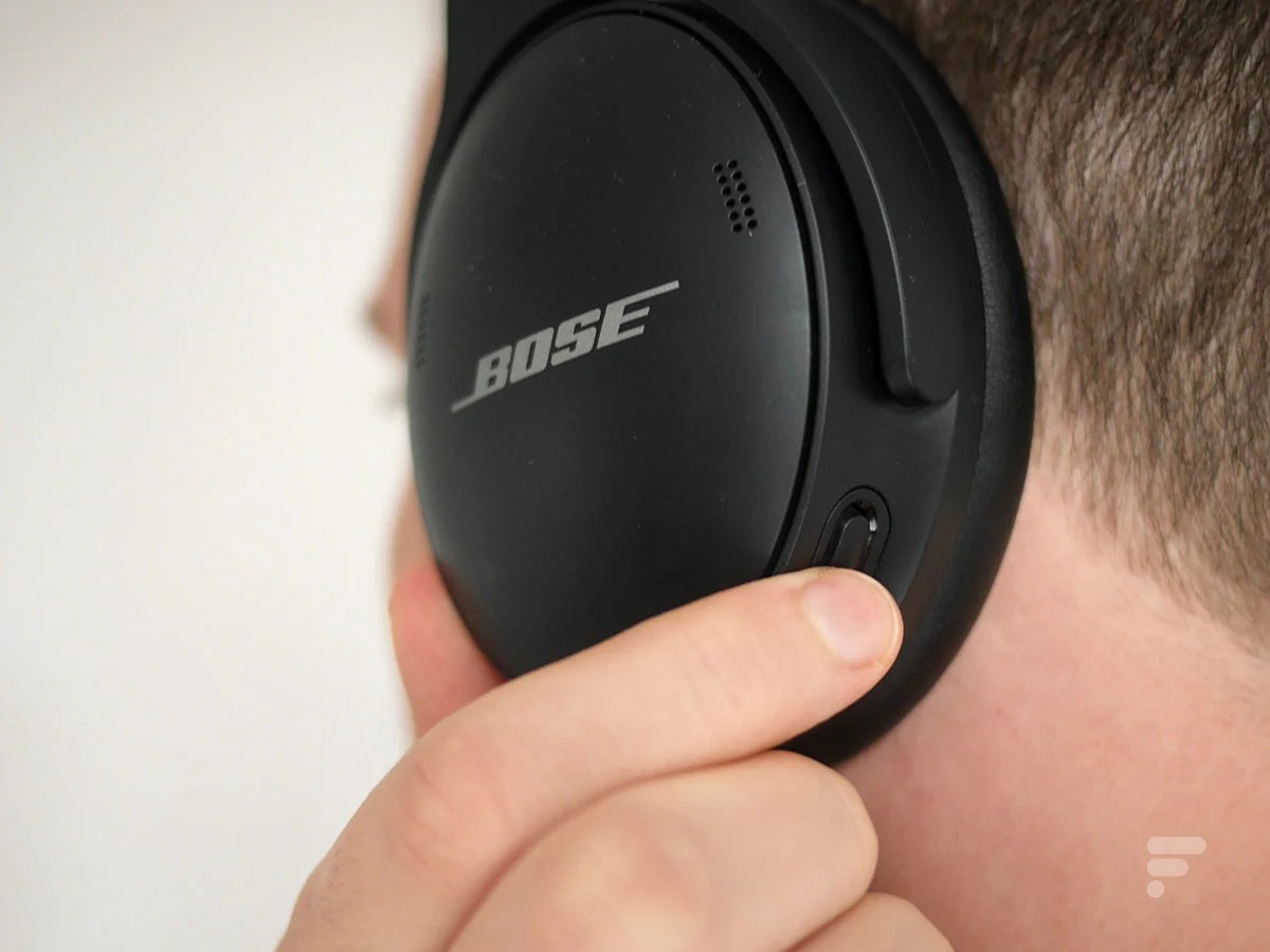 Le bouton pour gérer la réduction de bruit sur le Bose QC45
