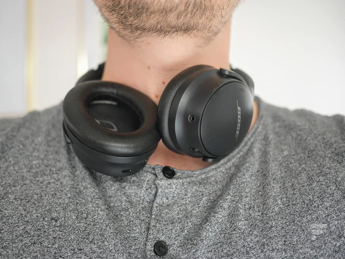 Le Bose QC45 autour du cou