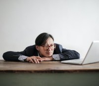 Cet homme s'ennuie devant son ordinateur // Source : Andrea Piacquadio sur Pexels