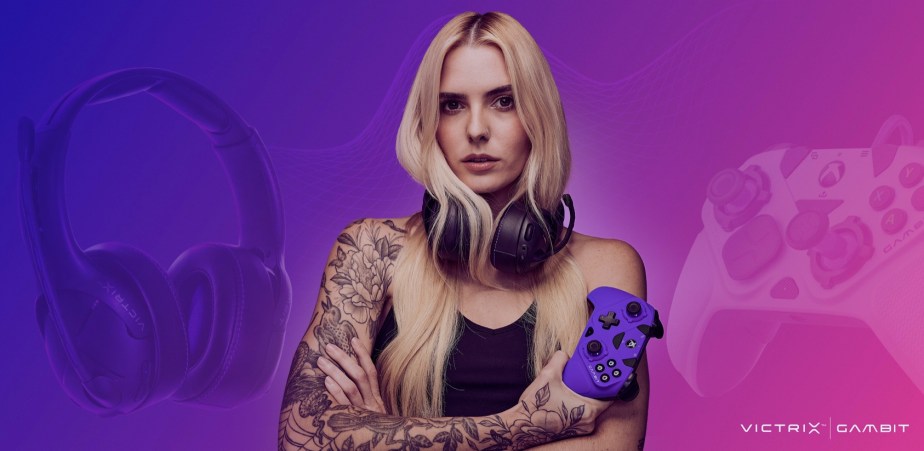 Cette jeune personne porte le nouveau casque Gambit Wireless Gaming de Victrix... mais aussi et surtout la Victrix Gambit Dual CoreTM Tournament // Source : Victrix