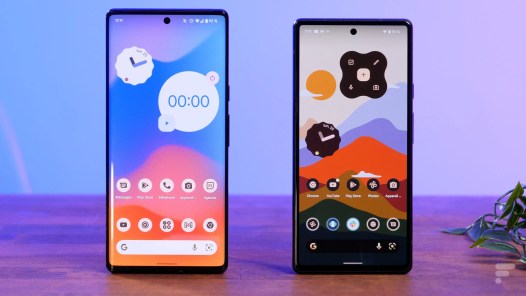 Les Google Pixel 6 Pro (à gauche) et Pixel 6 (à droite)