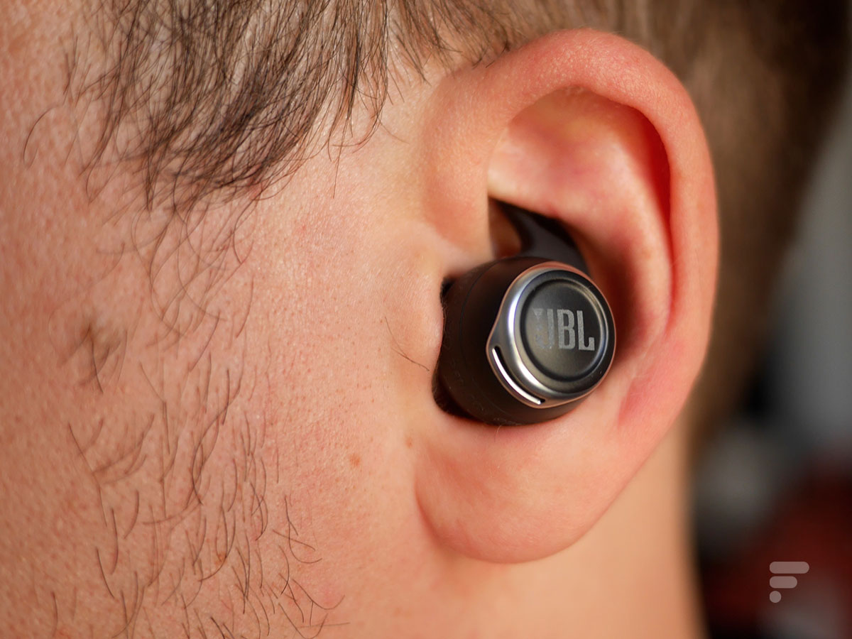 Les JBL Reflect Flow Pro dans l'oreille
