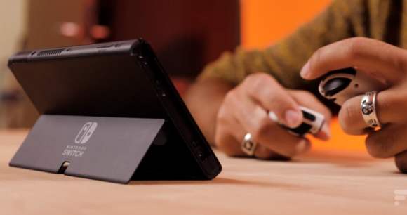 La béquille améliorée de la Nintendo Switch OLED // Source : Anthony Wonner - Frandroid