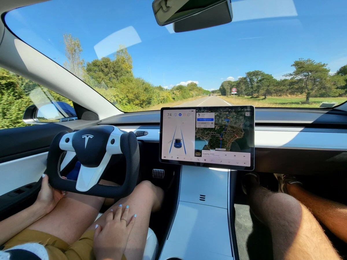 Tesla Model 3 Yoke Conduite