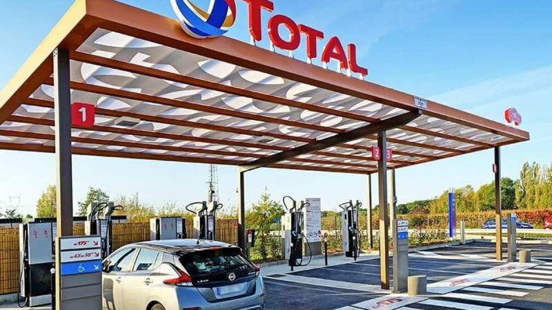 « Allez vers le véhicule électrique » : la surprenante déclaration du patron de TotalEnergies aux automobilistes