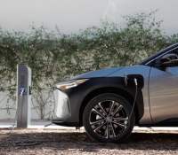 Toyota bZ4X – Frandroid – 2021 – toy-bz4x-2021-prelaunch-hub-brand-img-kv-profile-charging1