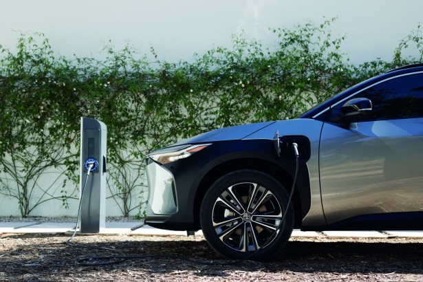 Toyota bZ4X - Frandroid - 2021 - toy-bz4x-2021-prelaunch-hub-brand-img-kv-profile-charging1