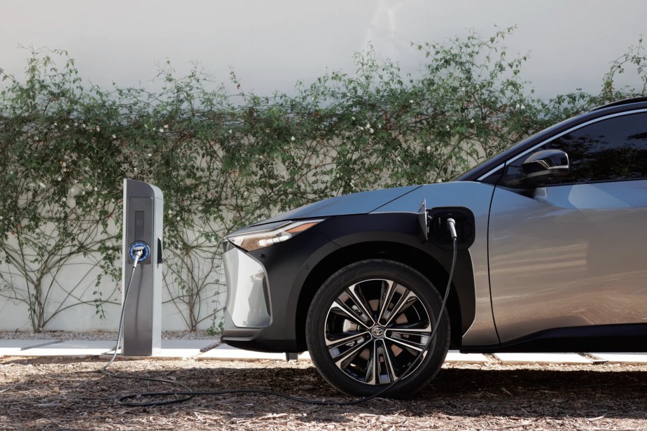 Toyota bZ4X - Frandroid - 2021 - toy-bz4x-2021-prelaunch-hub-brand-img-kv-profile-charging1