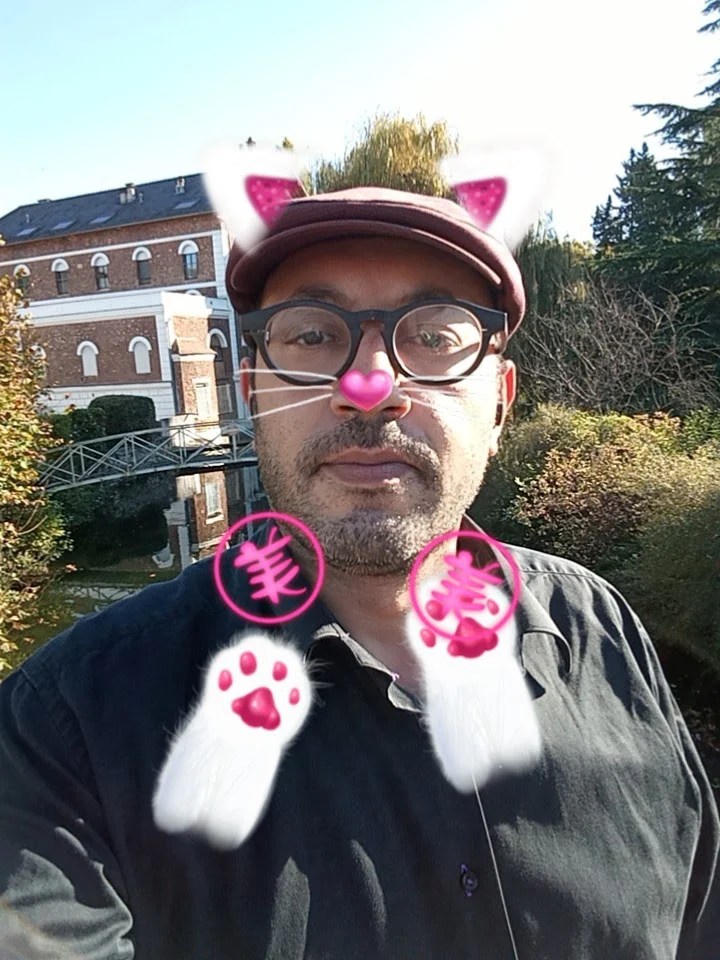 Vous pouvez ajouter des stickers à vos selfies // Source : Frandroid - Yazid Amer