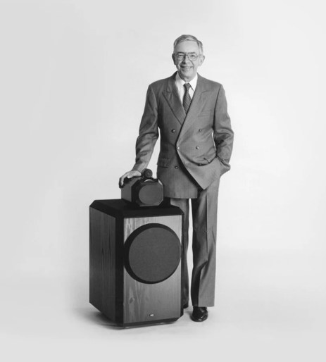 John Bowers et la toute première enceinte 801 // Source : Bowers & Wilkins