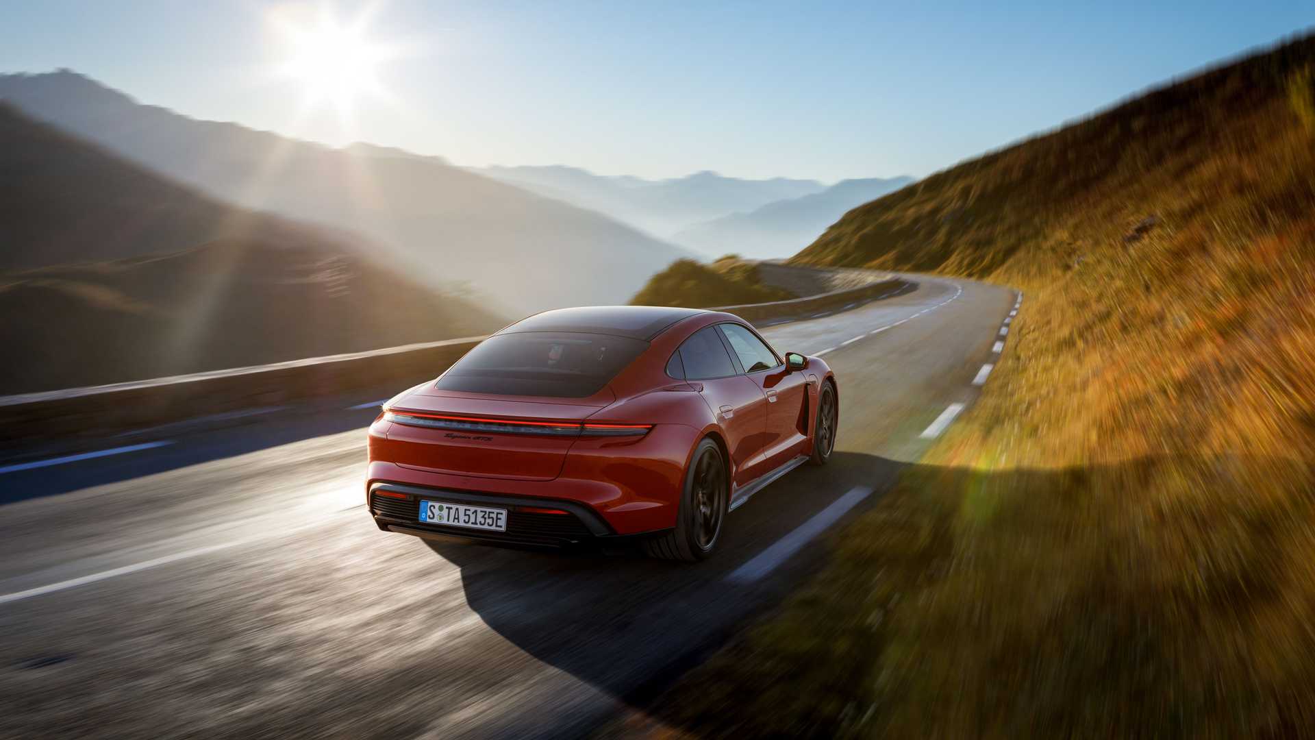 Pourquoi Porsche suspend la production de sa Taycan électrique