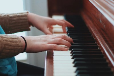 Une personne jouant au piano // Source : Elijah M. Henderson sur Unsplash