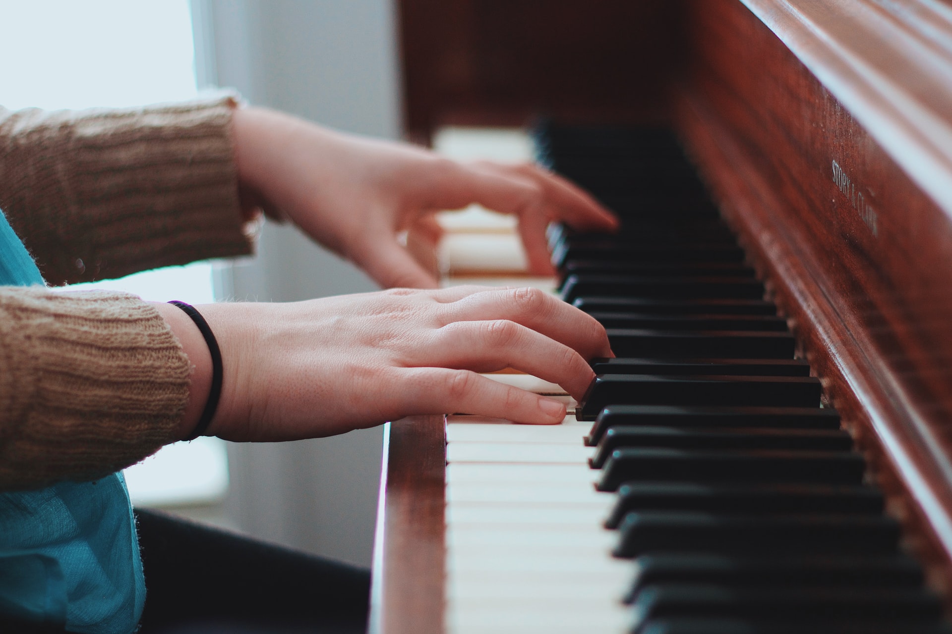 Une personne jouant au piano