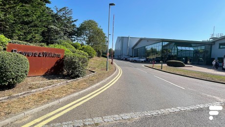 L'entrée de l'usine Bower & Wilkins à Worthing (sud de l'Angleterre) // Source : FRANDROID - Melinda DAVAN-SOULAS