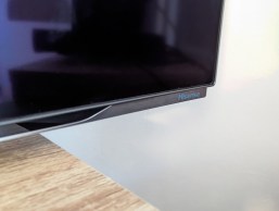 Une barre chromée souligne l'écran.