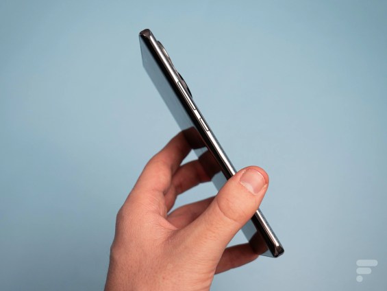 Le Honor 50 en main vu de profil