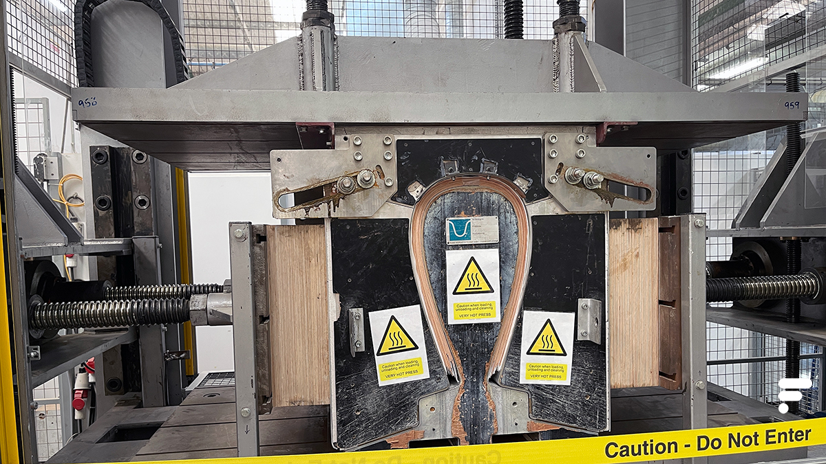 Un technicien sélectionne les différents panneaux pour leur qualité avant de les placer dans la presse pour courber le socle qui fera l'enceinte par la suite // Source : FRANDROID - Melinda DAVAN-SOULAS