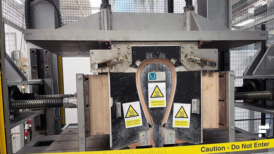Un technicien sélectionne les différents panneaux pour leur qualité avant de les placer dans la presse pour courber le socle qui fera l'enceinte par la suite // Source : FRANDROID - Melinda DAVAN-SOULAS