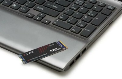 Le SSD NVMe de PNY posé sur un PC portable // Source : Cdiscount.
