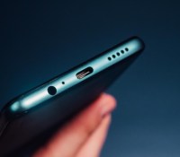 Prise jack, port USB-C et haut-parleur principal du Poco M4 Pro. // Source : Frandroid - Anthony Wonner