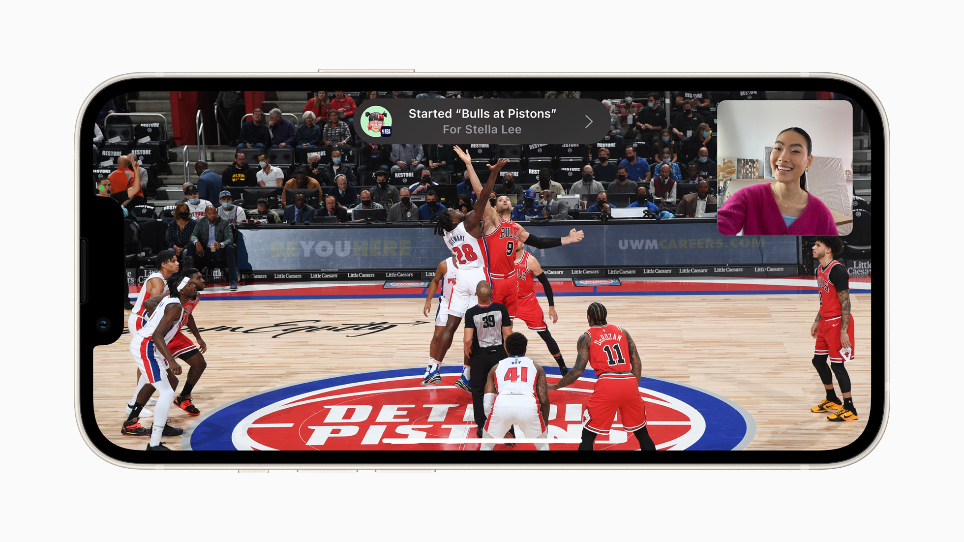 Vous pouvez suivre un match de basket en simultané avec vos amis // Source : Apple