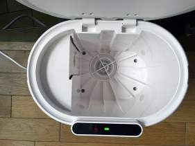 Les indicateurs lumineux sont simples à comprendre, l'espace à gauche permet de placer l'outil de nettoyage // Source : Frandroid / Yazid Amer