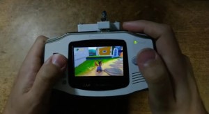 Avec un Raspberry Pi, jouer à la PS1 sur une GameBoy Advance est possible... mais vous devrez plisser les yeux // Source : Rodrigo Alfonso via YouTube